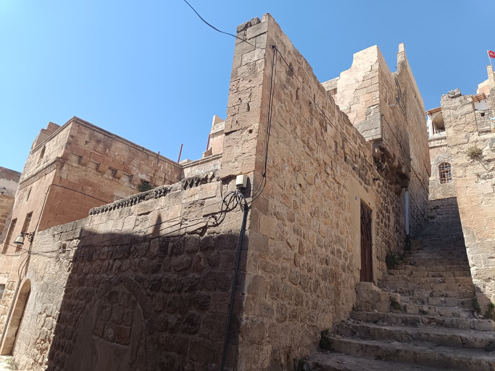 Mardin Artuklu’da Tarihi Konak Satışa Çıktı